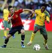 David Villa lucha por el bal&oacute;n contra el medio sudafricano Macbeth Sibaya.