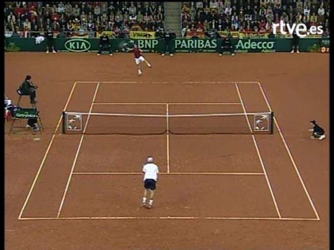 Copa Davis 2004: En el cuarto partido de la final, Carles Moya vence a Roddick y da el triunfo a Espa&ntilde;a