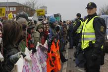 Un grupo de manifestantes se concentra frente a la puerta del Bella Center, sede de la Cumbre y lugar que pretend&iacute;an asaltar.