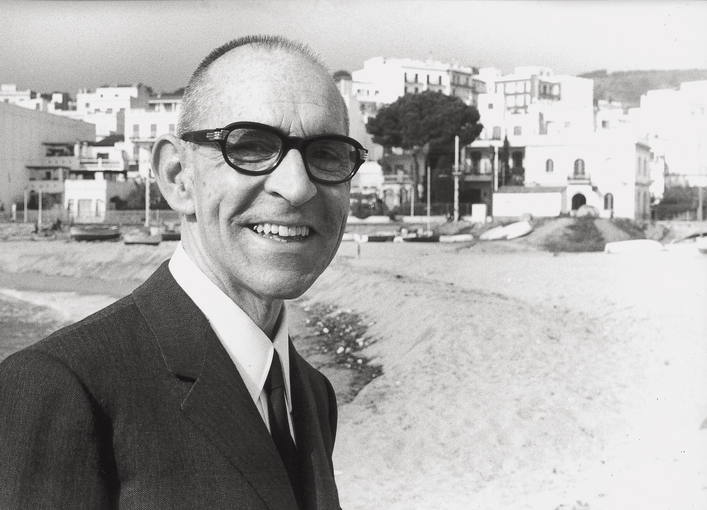 Salvador Espriu, en la playa de Sant Pol de Mar, en los años sesenta.