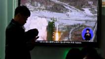 Ir al Video&nbsp;Corea del Norte coloca dos misiles musudan en una lanzadera