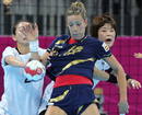 Bego&ntilde;a Fern&aacute;ndez lucha por el bal&oacute;n durante el partido de balonmano femenino contra Corea del Sur en el que Espa&ntilde;a ha conseguido la medalla de bronce de los Juegos Ol&iacute;mpicos de Londres 2012.