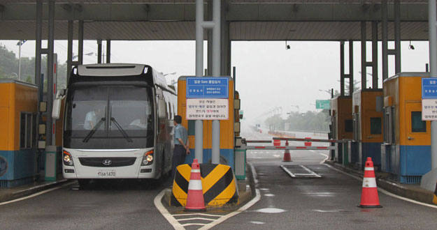 Un autobús transporta a ocho oficiales del Gobierno y 17 ingenieros a su paso por el puente Tongil en Paju, al norte de Seúl (Corea del Sur). La comitiva se traslada para visitar el complejo industrial intercoreano de esta población.