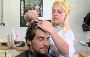 Ver v&iacute;deo  'El coro de la c&aacute;rcel - Toni cambia de look'