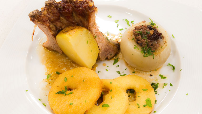 Saber cocinar - Corona de costillas con manzanas empanadas 