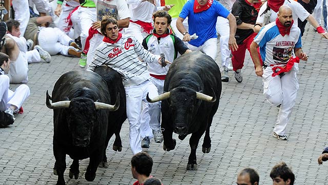 Corre atrapado entre dos morlacos