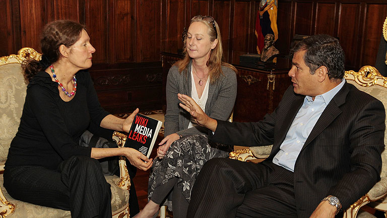 Correa reitera a la madre de Assange que tomar&aacute; decisi&oacute;n soberana sobre asilo