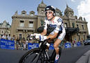 El corredor luxemburgu&eacute;s del Saxo Bank, Frank Schleck, pasa por delante del casino de Montecarlo.
