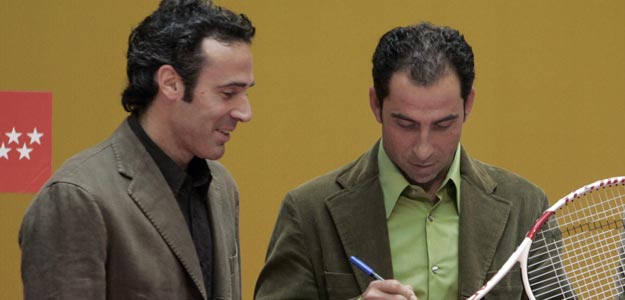 Fotograf&iacute;a de archivo, tomada el 13/04/2007, de Alex Corretja (i) junto al que este a&ntilde;o ha sido el capit&aacute;n del equipo espa&ntilde;ol de Copa Davis, Albert Costa.