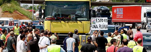 El paro de la Plataforma para la Defensa del Sector de Transporte ha provocado esta mañana cortes de carretera en la autopista AP-7 de Barcelona. El paro de la Plataforma para la Defensa del Sector de Transporte ha provocado esta mañana cortes de carretera en la autopista AP-7 de Barcelona.