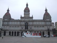 Plataforma conmemorativa con el Palacio de Mar&iacute;a Pita al fondo.