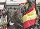 Cospedal, deposita unas flores en el homenaje de la AVT celebrado a las v&iacute;ctimas del etarra I&ntilde;aki de Juana Chaos, en la Plaza de la Rep&uacute;blica Dominicana de Madrid.