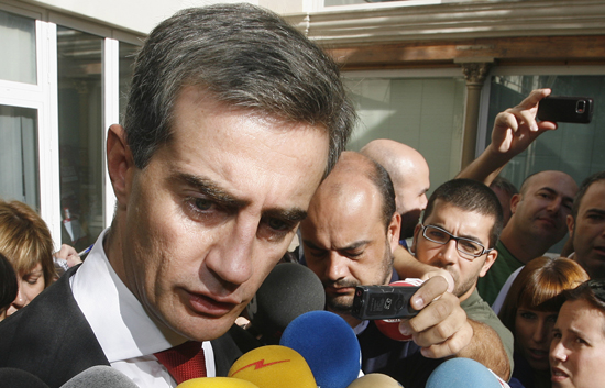 G&eacute;nova se impone y Costa cesa de sus cargos