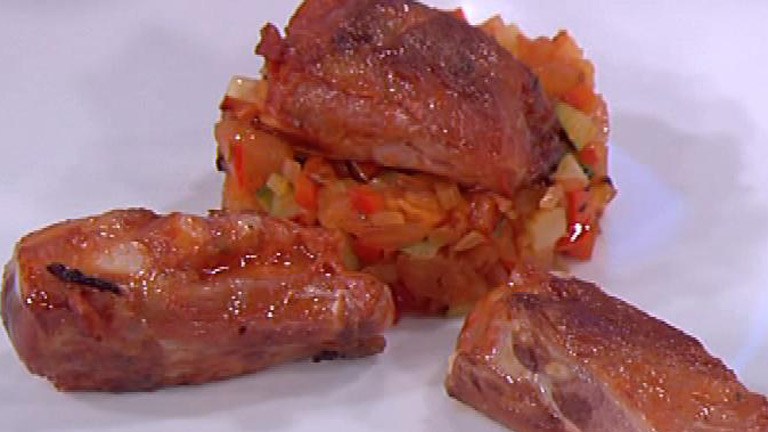 Saber cocinar - Costillas adobadas sobre verduritas salteadas