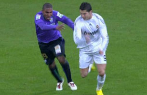 Ver v&iacute;deo  'A 'CR9' le caen dos partidos'