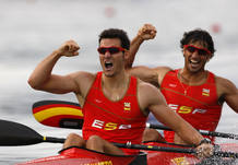 Craviotto y P&eacute;rez celebran su triunfo en el campo de regatas de Shunyi.