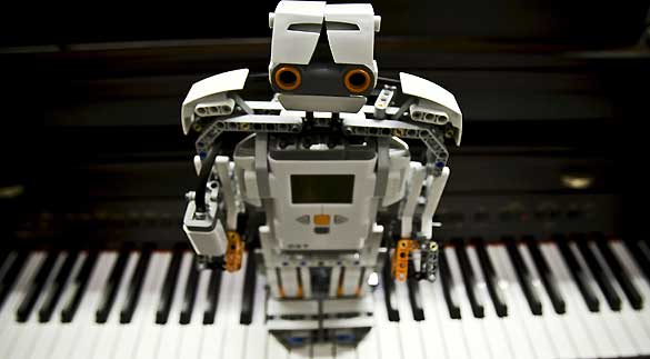 Uno de los robots desarrollados por un grupo de investigaci&oacute;n de la Universidad de M&aacute;laga, capaz de reconocer y localizar canciones al ser silbadas o tarareadas.