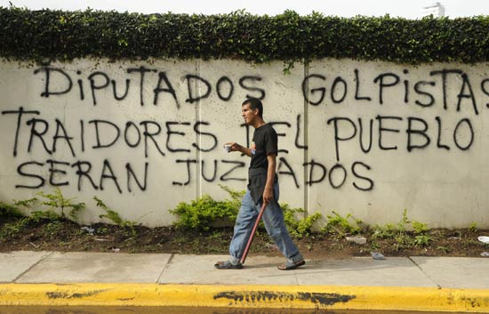 Crece la tensi&oacute;n en las calles de Tegucigalpa tras el golpe militar que ha depuesto a Zelaya