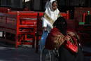 Criada y se&ntilde;ora por las calles de Doha