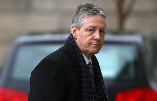 El primer ministro de Irlanda del Norte cesa de manera temporal en sus funciones