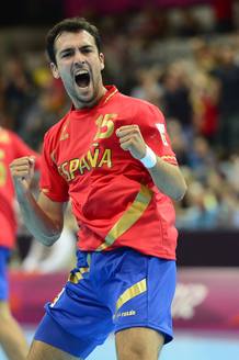 Cristian Ugalde celebra la victoria frente a Serbia.