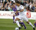 Cristiano Ronaldo controla el bal&oacute;n ante el jugador del Shamrock Rovers Stephen Rice.