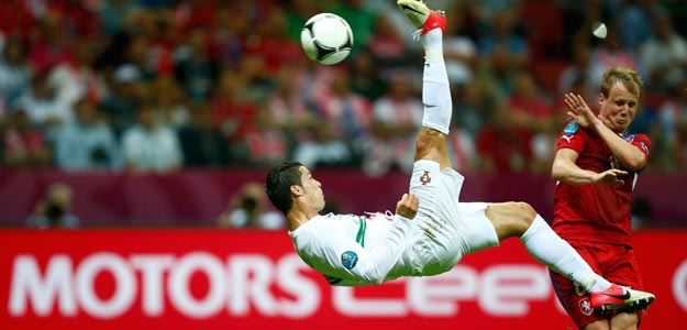 Cristiano Ronaldo remata de chilena ante la Rep&uacute;blica Checa