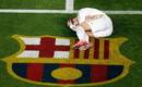 Cristiano Ronaldo se queja en la banda junto al escudo del Bar&ccedil;a.