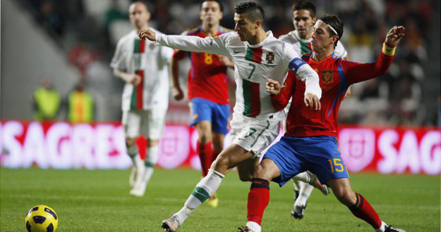 Cristiano Ronaldo y Sergio Ramos disputan un bal&oacute;n.