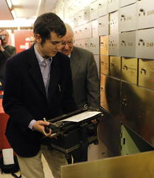 Cristóbal Ugarte, nieto del premio Cervantes 2011, Nicanor Parra, deposita, en un cajón de seguridad la máquina de escribir de su abuelo Cristóbal Ugarte, nieto del premio Cervantes 2011, Nicanor Parra, deposita, en un cajón de seguridad la máquina de escribir de su abuelo