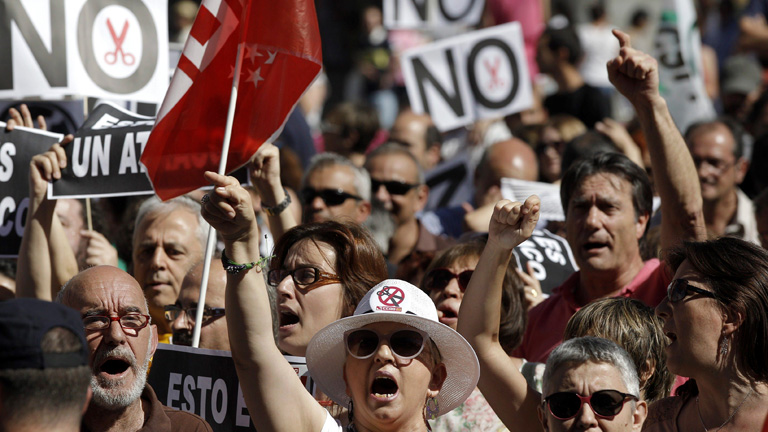 La mayor&iacute;a de partidos pol&iacute;ticos critican los recortes, que el PP considera imprescindibles