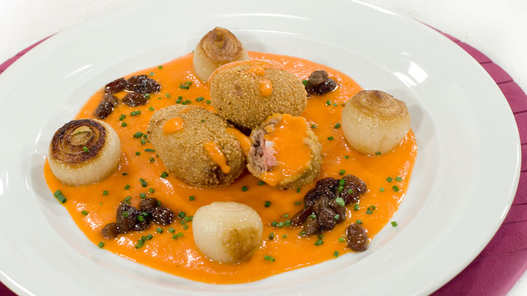 Saber Cocinar - Croquetas de carne y huevo en salsa de pimientos morrones