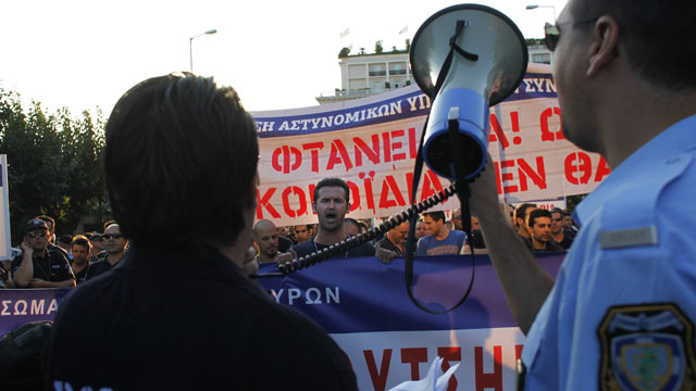 Cruce de declaraciones y protestas por la crisis de Grecia 
