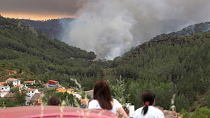 Ver v&iacute;deo  'Cruz Roja atiende a las personas desalojadas por los incendios de Valencia'