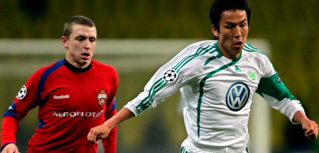 El mediocampista del CSKA de Moscú, Pavel Mamayev (i), lucha por el balón con el japonés Makoto Hasebe (d), del VfL Wolfsburgo El mediocampista del CSKA de Moscú, Pavel Mamayev (i), lucha por el balón con el japonés Makoto Hasebe (d), del VfL Wolfsburgo