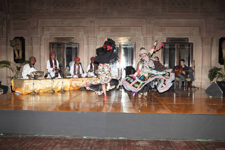 El cuadro flamenco 'Ra&iacute;ces Flamencas' act&uacute;a junto a un grupo indio de m&uacute;sica rajastan&iacute;