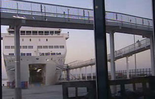 Ver v&iacute;deo  'Cuarenta pasajeros abandonan un ferry a Argelia tras 20 horas retenidos'