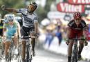 Alberto Contador levanta un brazo creyendo que cruza el primero la l&iacute;nea de meta en la cuarta etapa del Tour de Francia, disputada entre las localidades de Lorient y Mur-de-Bretagne, aunque el vencedor fue Cadel Evans.