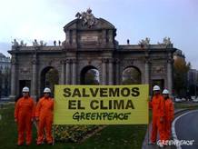 Cuatro activistas de Greenpeace a los pies de la Puerta de Alcal&aacute;