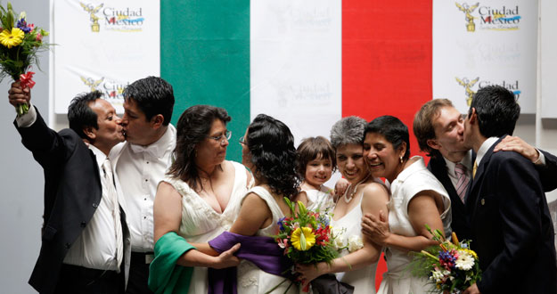 Cuatro de las cinco parejas homosexuales que se han casado este jueves en México celebran su nuevo estado civil Cuatro de las cinco parejas homosexuales que se han casado este jueves en México celebran su nuevo estado civil