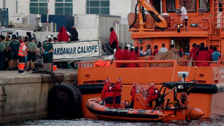 Cuatro inmigrantes hospitalizados tras llegar en una patera con otros 36 a Almer&iacute;a
