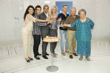 Los actores que han acudido a la presentaci&oacute;n de la 13&ordf; temporada han brindado por los 10 a&ntilde;os de Cu&eacute;ntame c&oacute;mo pas&oacute;.