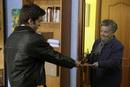 Herminia entrega una carta que ha llegado para Carlos. Es Karina, que le dice que pasar&aacute; por Madrid en unos d&iacute;as. Cu&eacute;ntame c&oacute;mo pas&oacute;