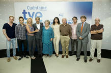 Los actores y actrices de Cu&eacute;ntame junto al director de TVE, Santiago Gonz&aacute;lez, el guionista de Cu&eacute;ntame, Eduardo Ladr&oacute;n de Guevara y el productor ejecutivo de la serie, Miguel &Aacute;ngel Bernardeau.