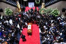 El cuerpo de Carlos Fuentes en el centro del Palacio de Bellas Artes