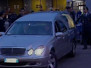 Ver v&iacute;deo  'El cuerpo de Simoncelli llega a Italia'