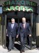Algunos dirigentes auton&oacute;micos tambi&eacute;n han acudido al Tanatorio de Tres Cantos, como el presidente de la Junta de Andaluc&iacute;a, Manuel Chaves (d), acompa&ntilde;ado del secretario de Estado de la Seguridad Social, Octavio Granado (i) (27/10/08).