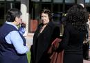 La viuda de Jos&eacute; Mar&iacute;a Cuevas, Pilar Tello (c), en el exterior del Tanatorio de La Paz en la localidad madrile&ntilde;a de Tres Cantos, donde est&aacute; instalada la capilla ardiente.