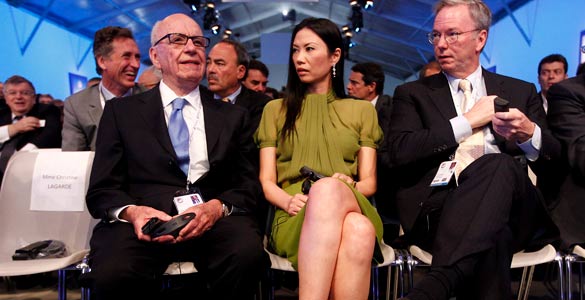 El magnate de los medios de comunicación, Rupert Murdoch, su esposa Webdy y el presidente de Google, Eric Schmidt El magnate de los medios de comunicación, Rupert Murdoch, su esposa Webdy y el presidente de Google, Eric Schmidt
