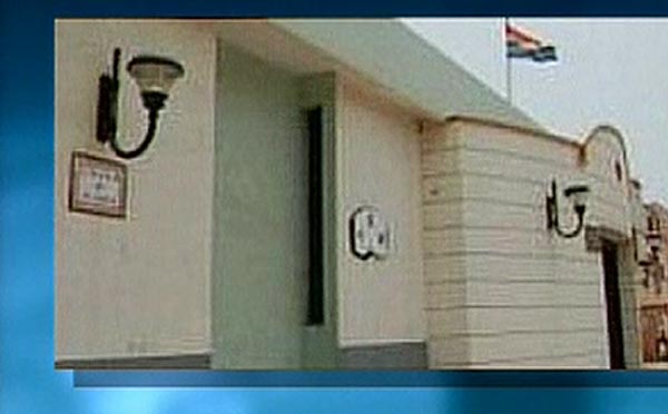 Pol&eacute;mica en Canarias por un cura que puso una bandera gay en su iglesia